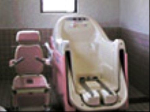 介護度の高さに合わせて入浴していただけるよう、介護浴槽を備えた浴室が用意されている。専用搬送車が完備されている。