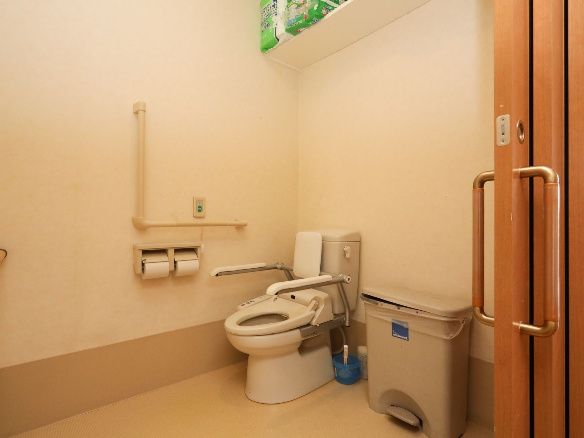 トイレは車椅子でも入れる広々とした空間である。壁にはＬ字型の手すりや呼び出しボタンなどが設置されている。