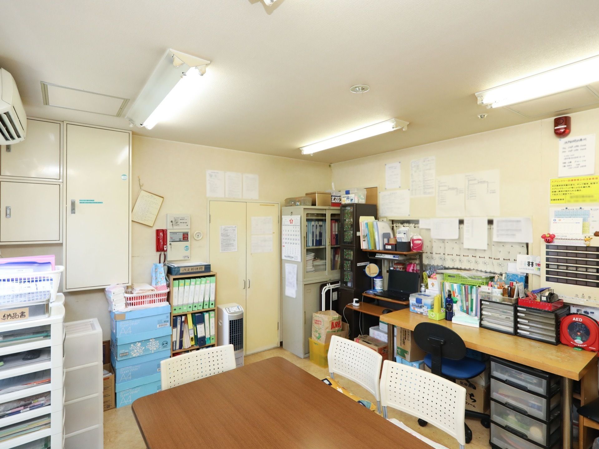 スタッフが常駐する部屋である。ナースコールへの対応や、入居者様の見守りを行う。一人一人に合わせたサポートを心がけている。