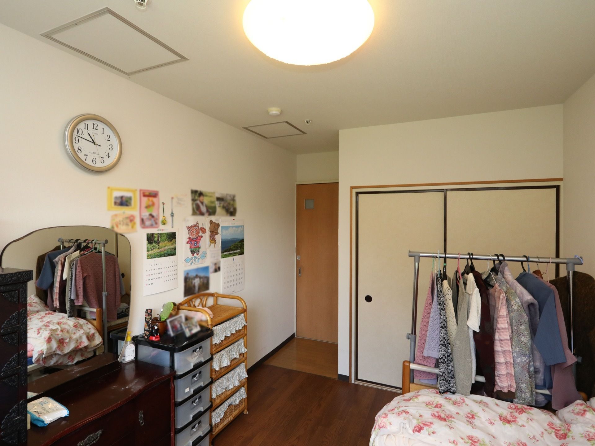 居室へは、自宅で使用していた家具などの持ち込みが可能である。自分好みの部屋で、落ち着いて過ごせる環境を整えられる。