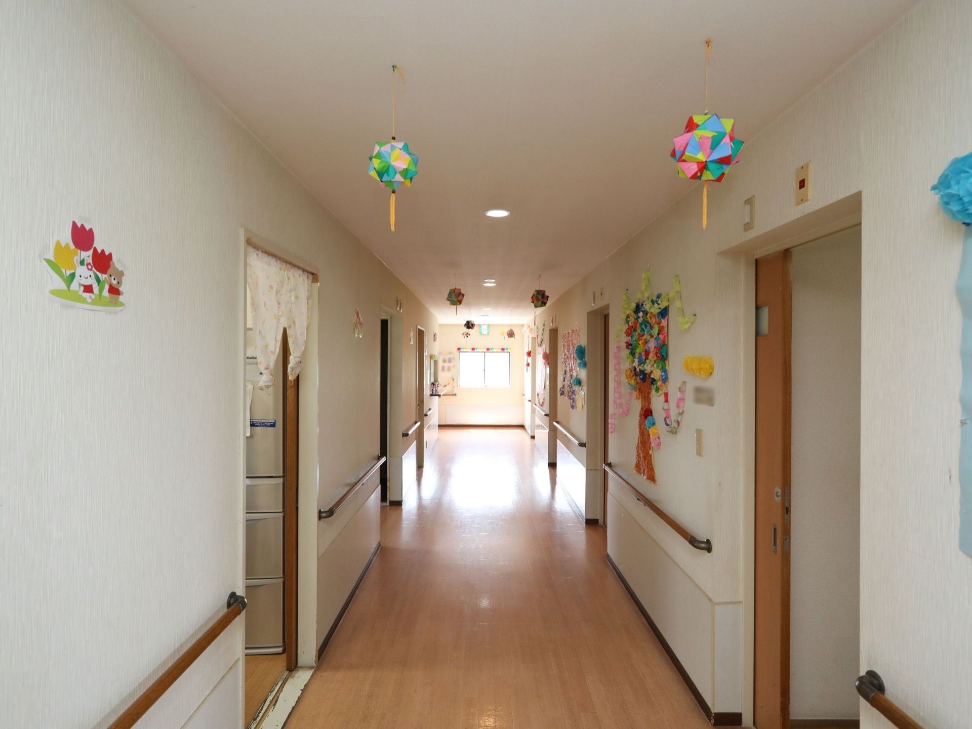 通路にはさまざまな手作りの作品を展示している。明るい空間になり、創作意欲がわくことで生き生きと過ごせるようにしている。