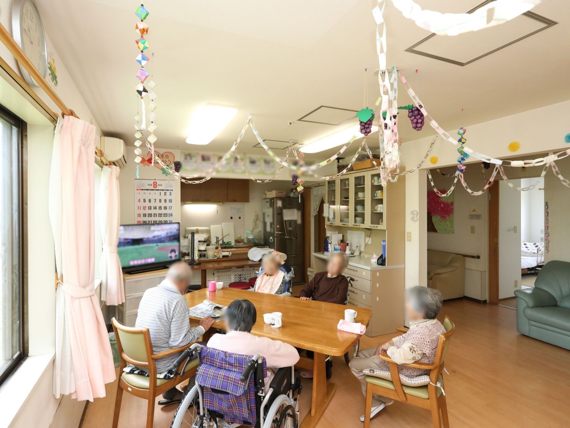 冷暖房を完備し、一年中居心地よく快適に過ごすことが可能。カップボードには、個人の湯飲みやコップを収納し、お茶を気軽に楽しむことができる。
