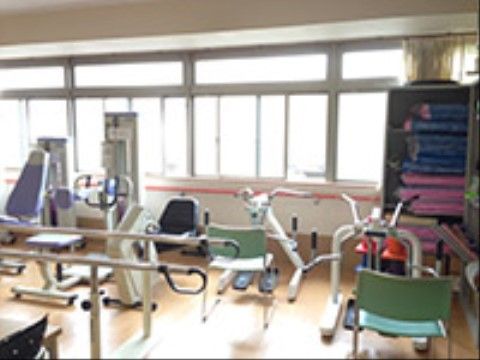 歩行補助機器などのリハビリ機器が数種類設置されている部屋