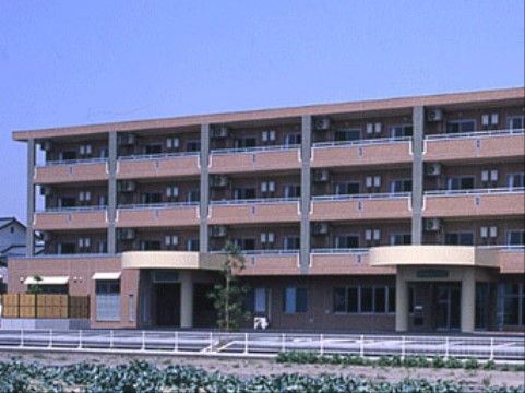 高級マンション並みの大きな建物である。エントランスには大きな屋根が完備されているので、雨に濡れる心配がない。
