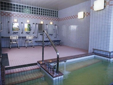 施設内には、温泉旅館並みの大浴場が完備されている。体を洗うスペースが４ヶ所ある。浴槽へ入る時のサポートになる手すりが設置されている。