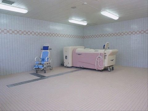 体の不自由な方のための介護浴槽が完備されている。機械で操作する仕組みである。浴室内は十分な広さがある。