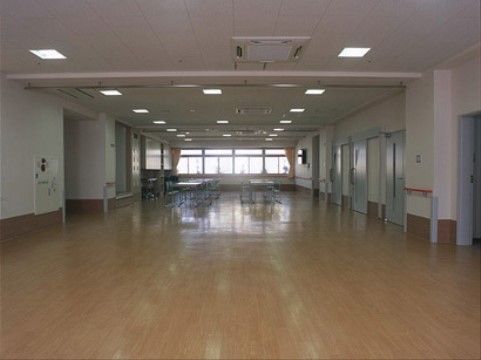 広々とした明るい空間である。段差のないバリアフリー仕様なので、車椅子をご利用の方でも安全に移動できる。