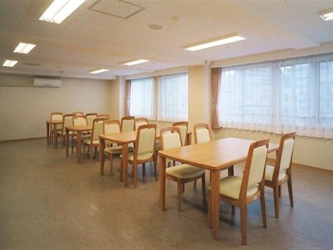 テーブルセットが三つ並べられている、すっきりとしたダイニング
