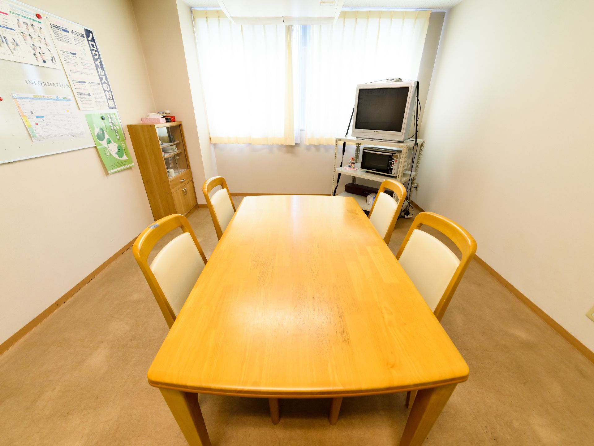 窓から心地良い光が入る相談室である。ご家族からの相談だけでなく、利用者の悩み事やトラブルにも応じている。