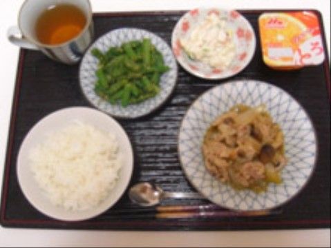 焼き肉やマカロニサラダなどの料理が盛り付けられているお膳