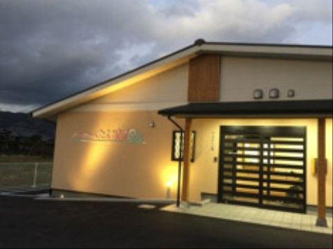 日本家屋のような味わい深い外観である。入口はバリアフリー構造のため、自由に出入りすることができ、活動的に過ごすことができる。