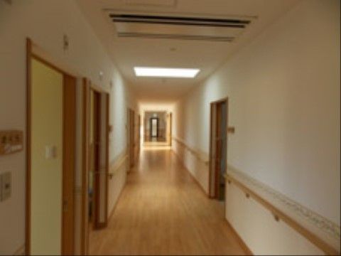 フローリングの通路は車椅子での通行をスムースにできる。避難経路の確保に努め、常に整理整頓を心がけている。