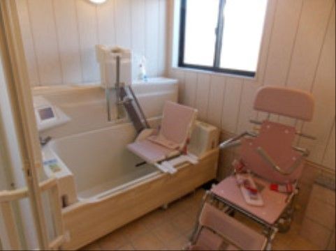 特殊浴槽を備えた浴室を設けている。体に負担の少ない状態で入浴することができ、安心して疲れを癒すことができる。