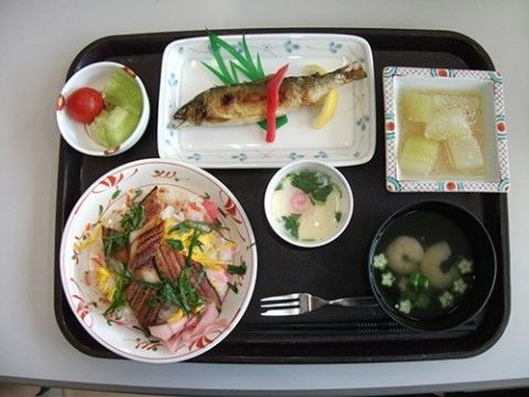 焼き魚にはじかみ生姜が添えられている、和風のおしゃれなお膳