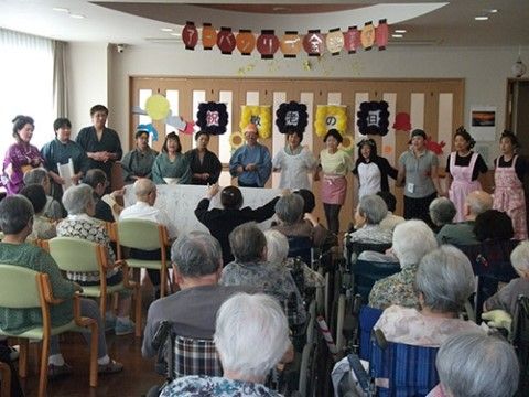 スタッフや入居者たちが一堂に会して、敬老の日を祝っている様子