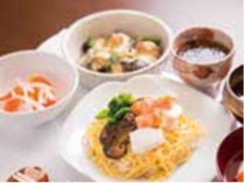 ちらし寿司をメインに、野菜の和え物やお茶、吸い物などが並んでいる。