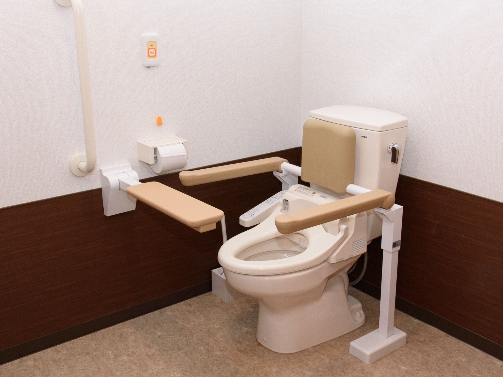 清掃が行き届いたきれいなトイレである。ひじ掛けと背もたれが可動式になっており、体を支えることができる。