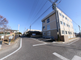 静かな住宅街の交差点風景