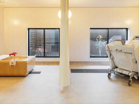 通常の浴槽と介護用浴槽が用意されているので、身体の不自由な入居者様でも快適に入浴を楽しむことができる。