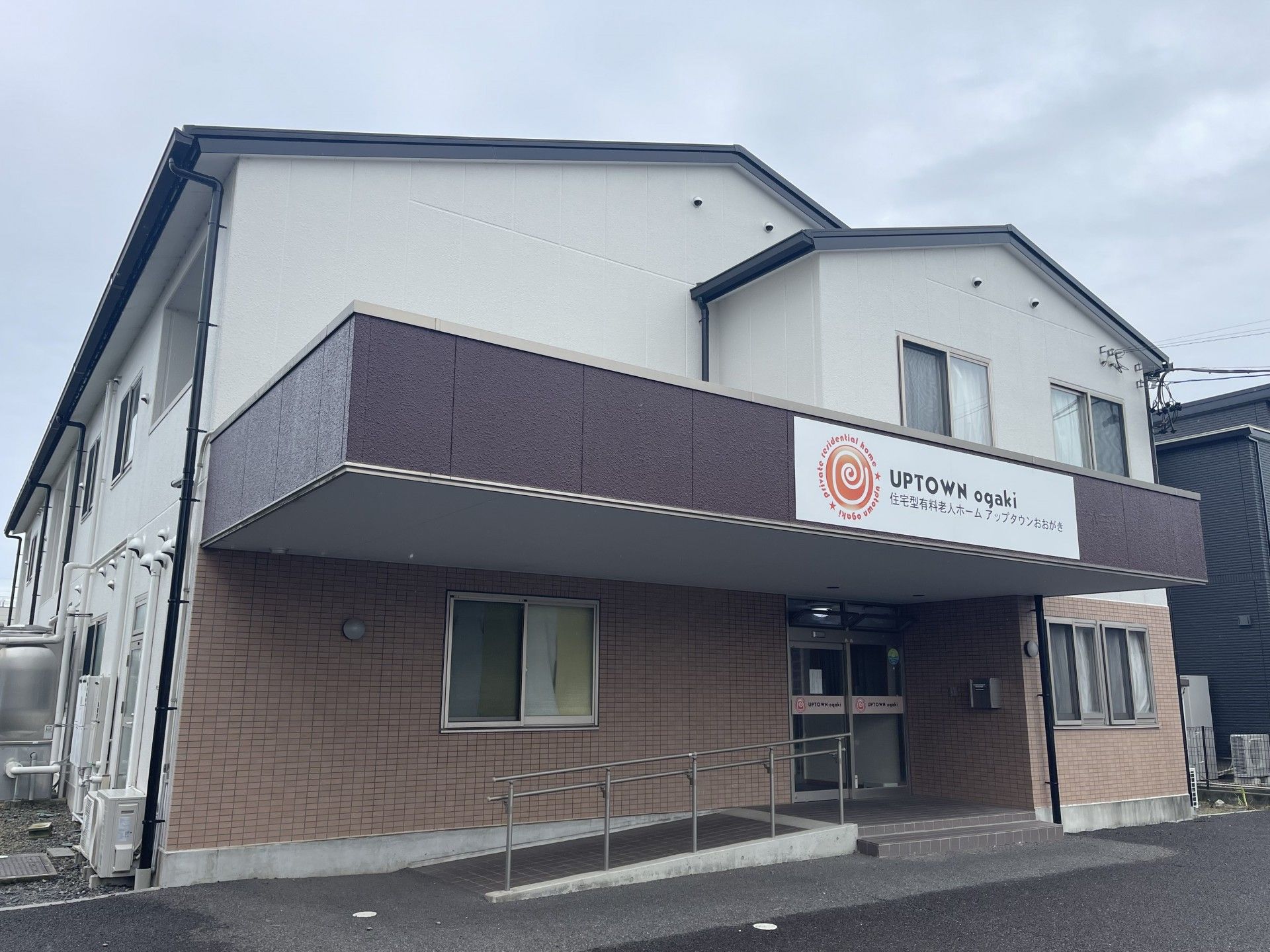 清潔感のある建物正面