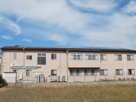 まだ新しいベージュ色の二階建てで、緩やかに傾斜をしている屋根の上には、太陽光発電システムが載っている。