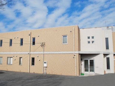 ２階建ての建物。居室は全18室の小規模な施設である。スタッフが24時間体制で、入居者様のサポートを行っている。