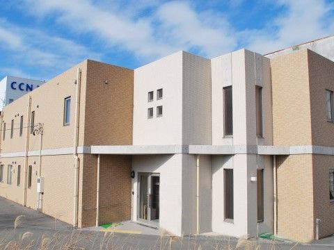 ベージュと白のツートンカラーで優しい印象である。高齢者施設の冷たいイメージを感じさせないデザインである。