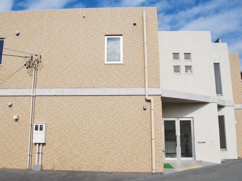 出入り口の床には段差がなく、車椅子をご利用の方や足腰に不安をお持ちの方も、安全に出入りをすることができる。