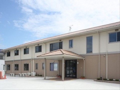 明るく広々とした建物のエントランス