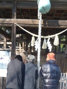 神社を訪れる高齢者たち