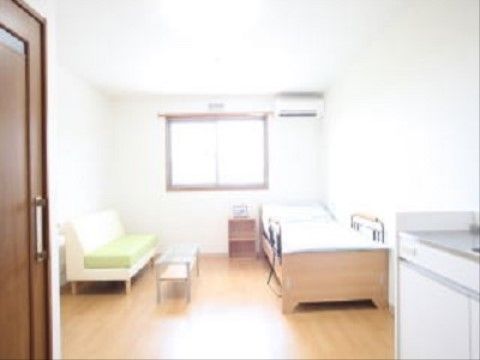居室は窓から光が入り、照明もあるのでとても明るい。ベッドの側には小さな棚があるので、手の届く場所に物が置ける。