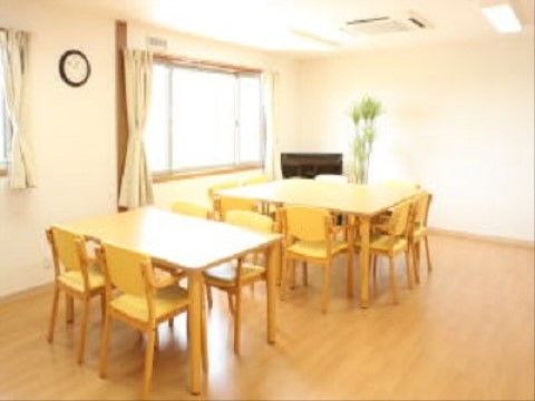 明るくて清潔感のある空間になっている。テレビや観葉植物が置かれており、壁には時計が掛かっている。空調設備もあり快適に過ごせる。