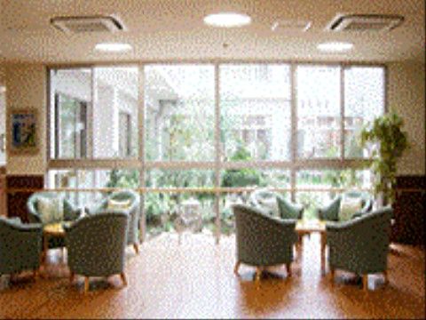 中庭が見渡せるエントランスは、茶色と緑の家具で揃えられ、落ち着いた雰囲気である。待ち合わせ等に利用できる。