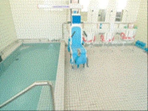 広い浴槽の中には、腰をかけれるスペースがあり、半身浴も楽しめる。各シャワーには、介助用のシャワー椅子を設置している。