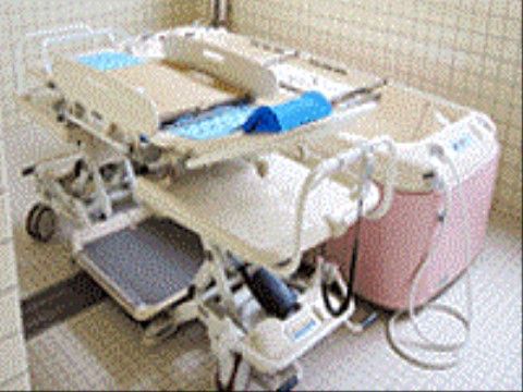 浴室内には、体が不自由な入居者様も入浴できる機器も設置している。職員が安全に入浴できるお手伝いをしている。