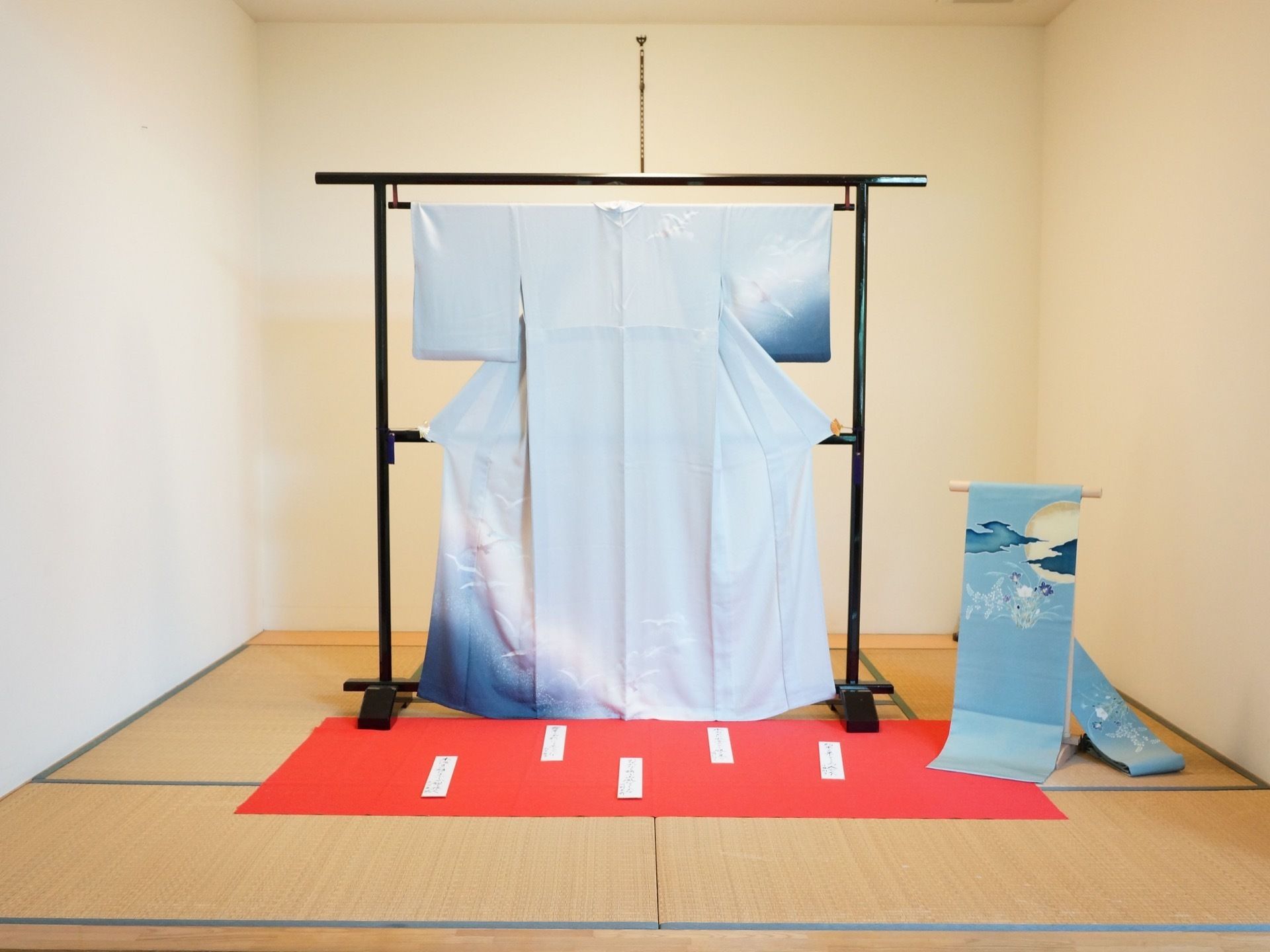 畳の敷かれた和室のコーナーには着物や帯が展示してある。季節によって色も変わり、花も飾られて華やかな空間。