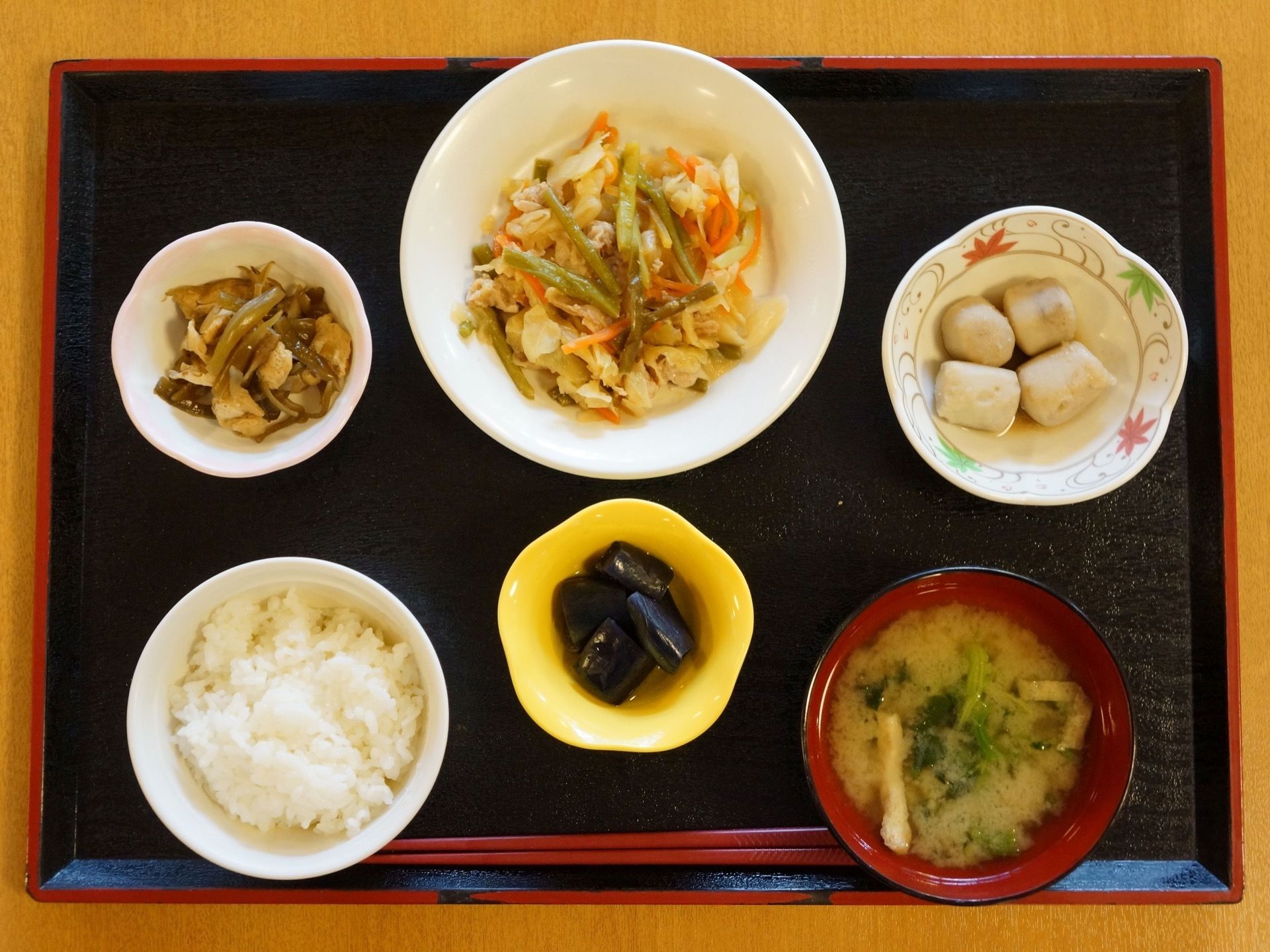 食事は品数も多く、季節の野菜を使用した健康的な内容を提供している。リクエストを募集して、人気のものを提供するなど工夫も凝らしている。