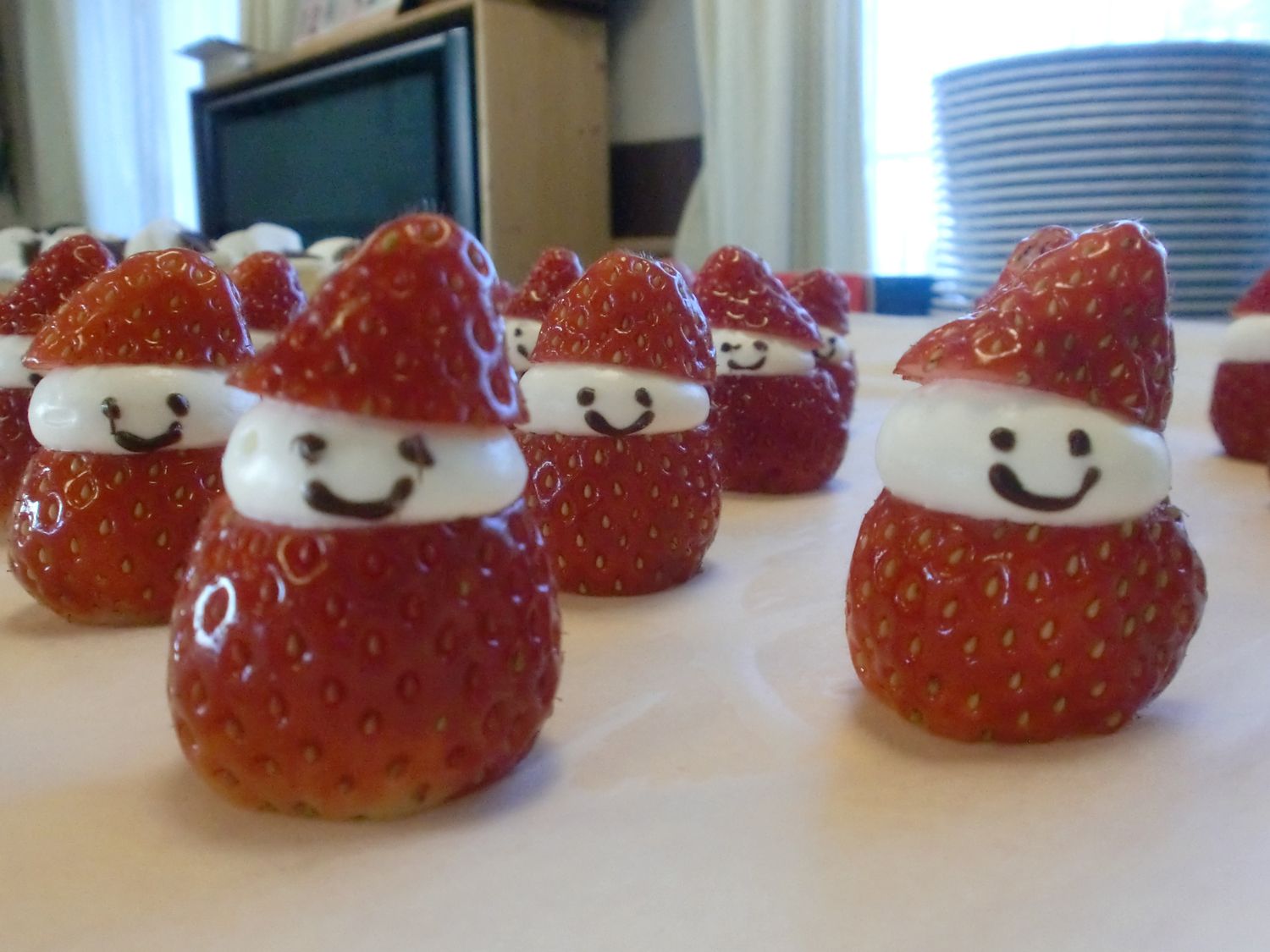 苺に白いクリームを挟み、チョコレートで顔を描いたデザート