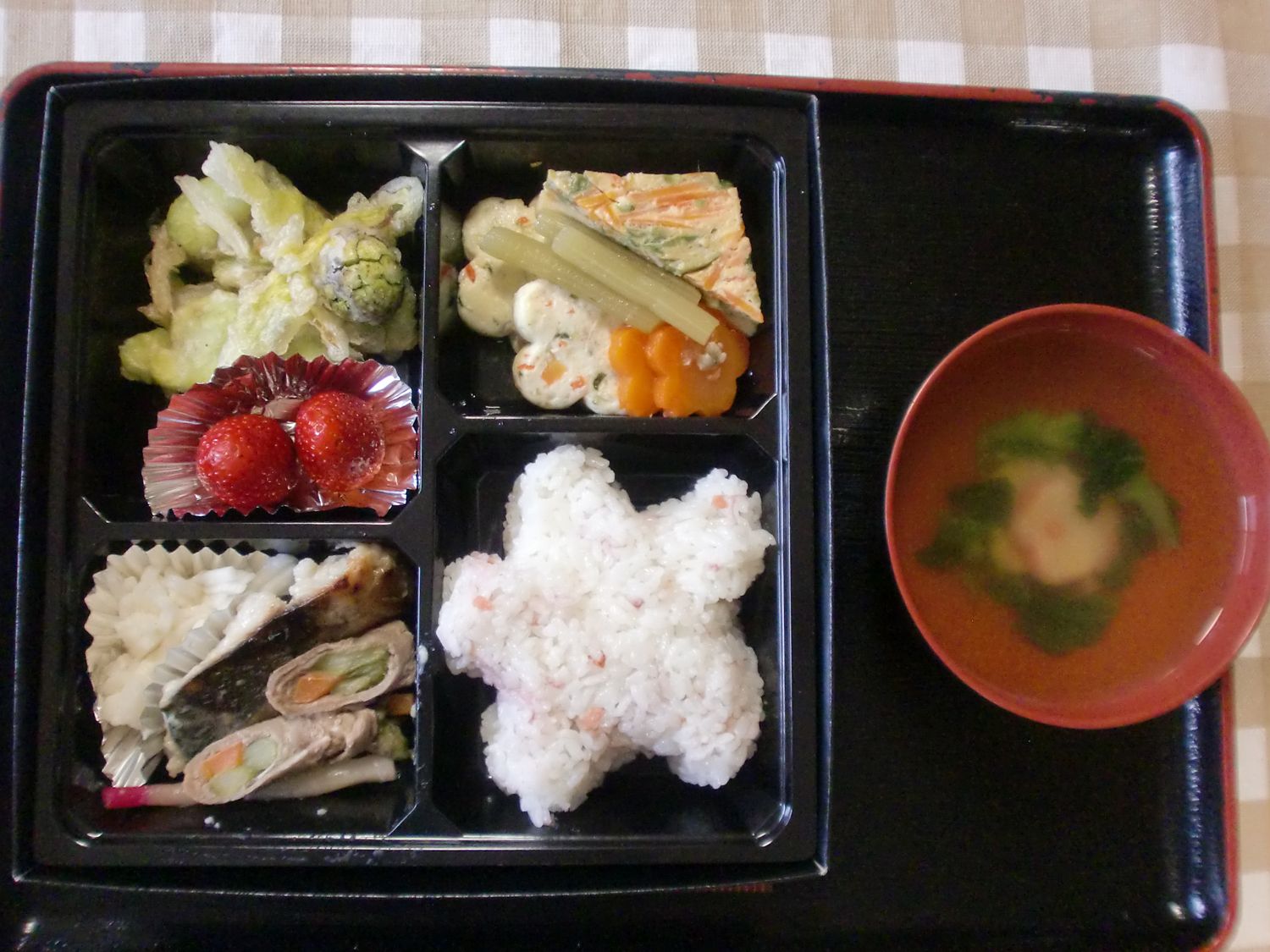 煮物と焼き魚と花型のご飯と汁物のセット