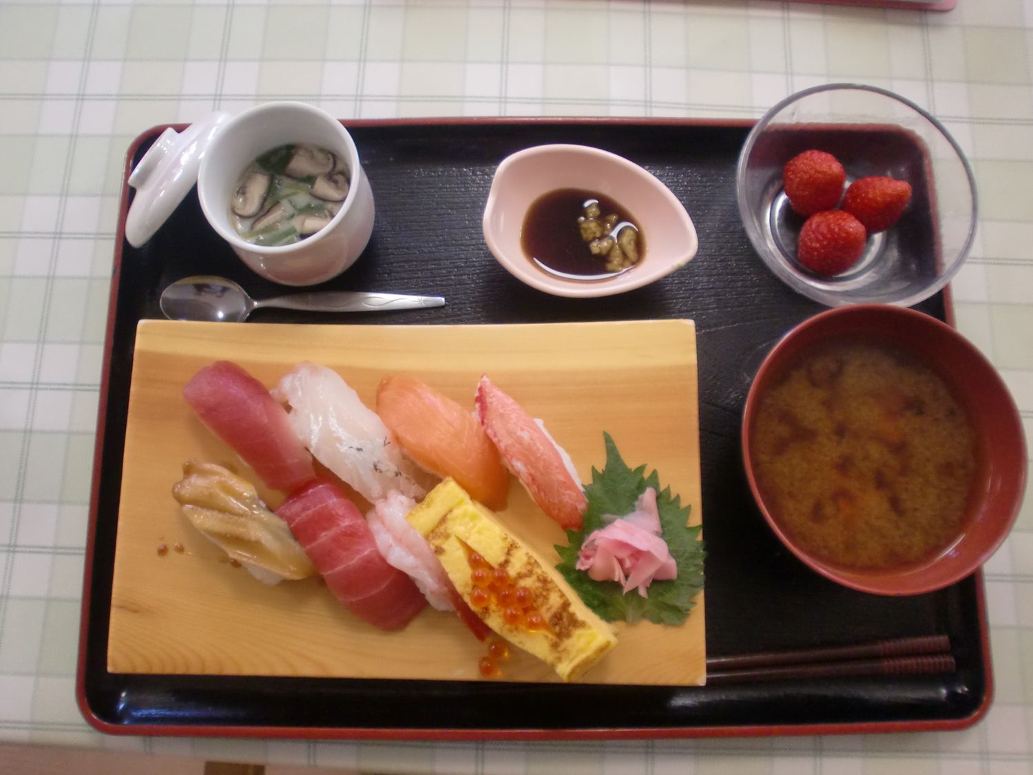 フルーツのデザートが付いた握り寿司と茶碗蒸しと味噌汁のセット