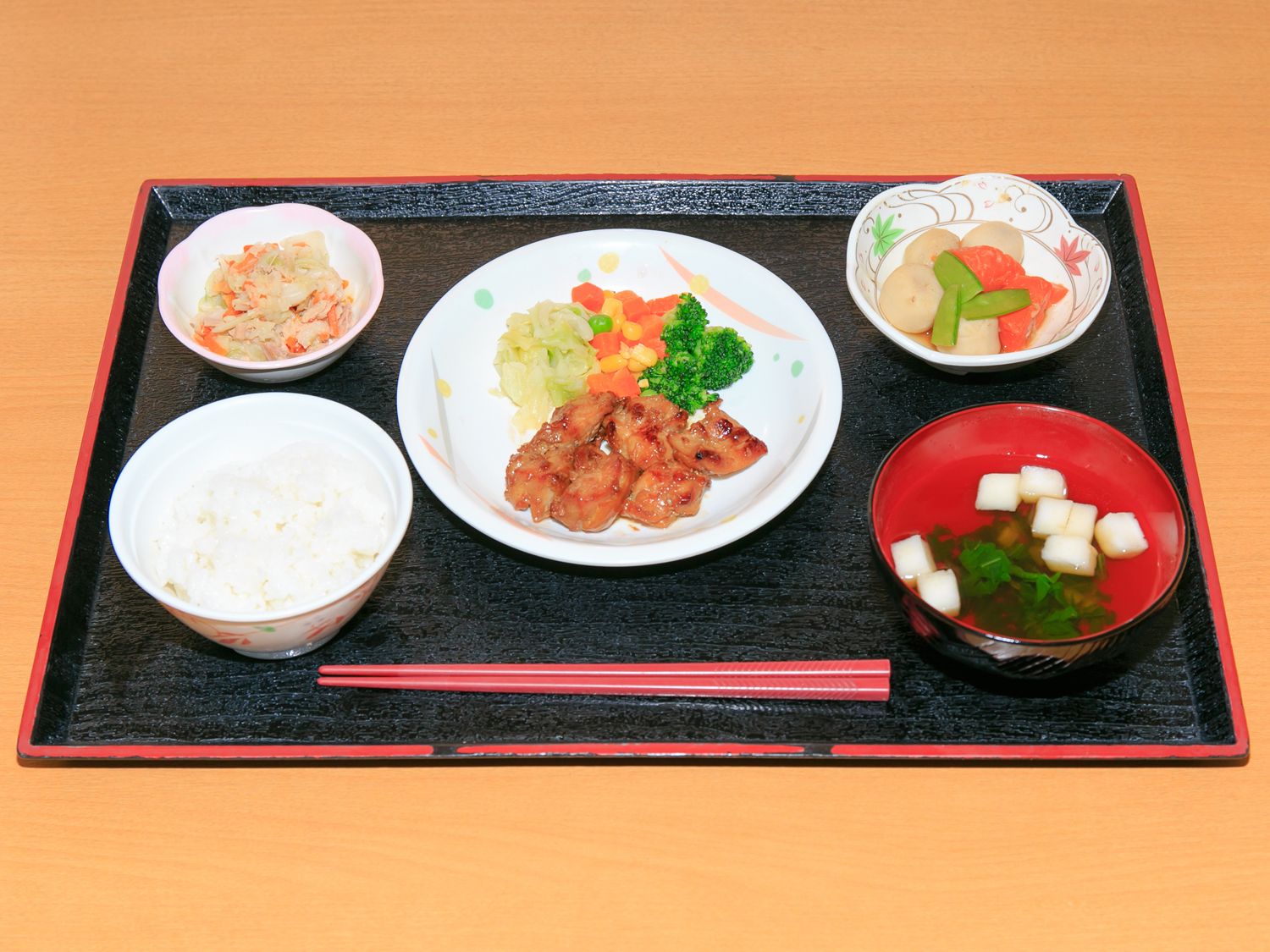 チキンと里芋の煮物とごはんと吸い物のセット