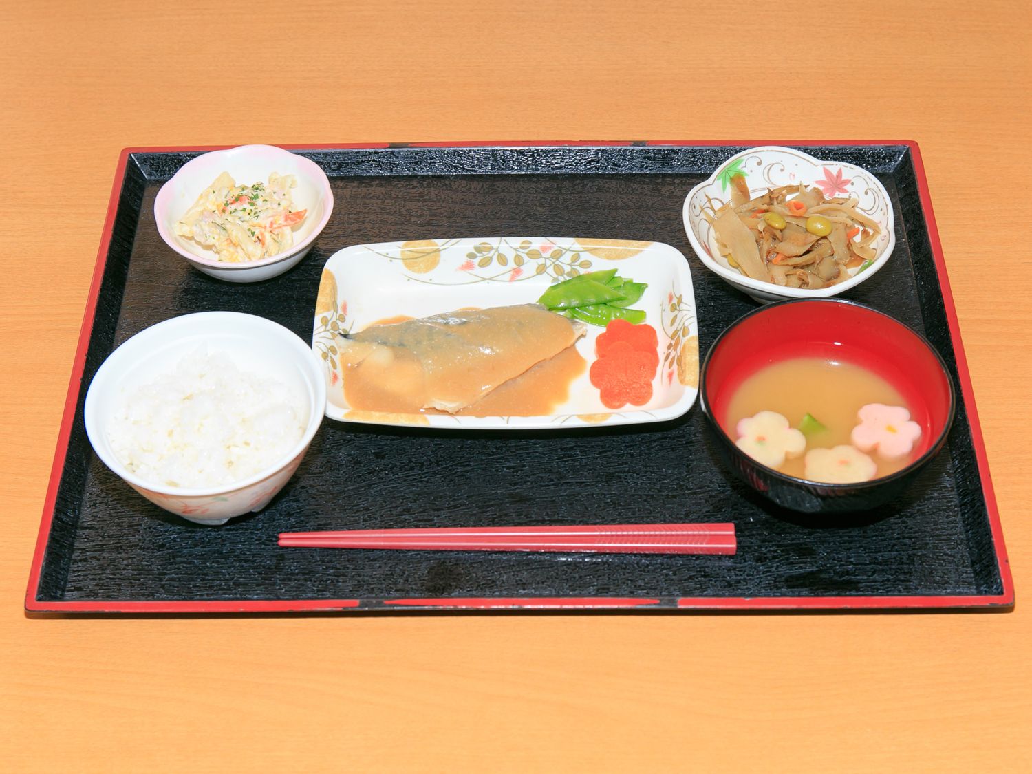 魚の煮つけとごはんと味噌汁のセット