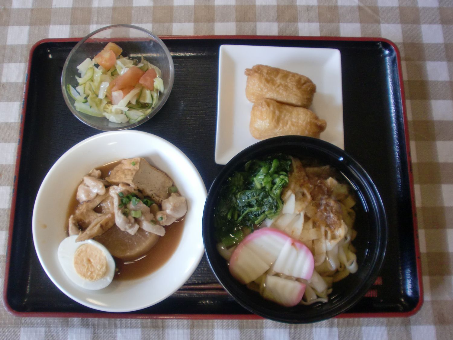 ほうれん草とかまぼこをのせたうどんと、いなり寿司のセット