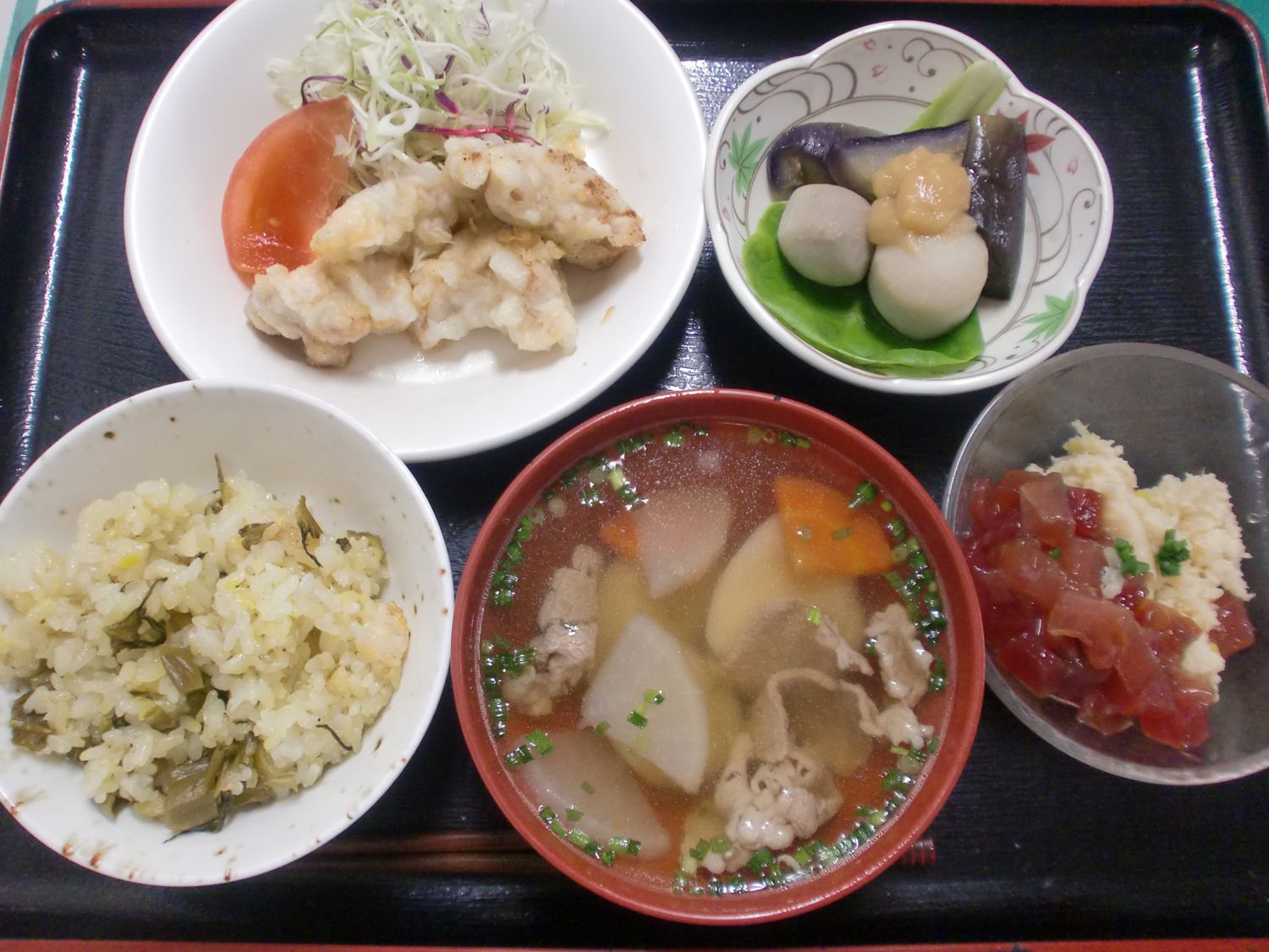 竜田揚げとけんちん汁と高菜ごはんのセット