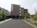 施設は4階建てのしっかりした建物で、施設の前にはカーブした広い道路があり、駐車スペースや駐輪場もある。
