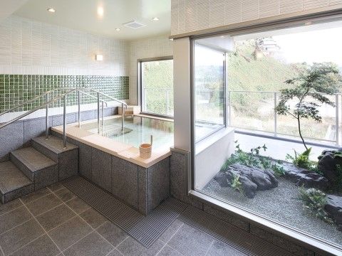 浴槽部分は２面がガラス張りになっていて明るく、外の景色がよく見える。床は石のタイル張りになっている。