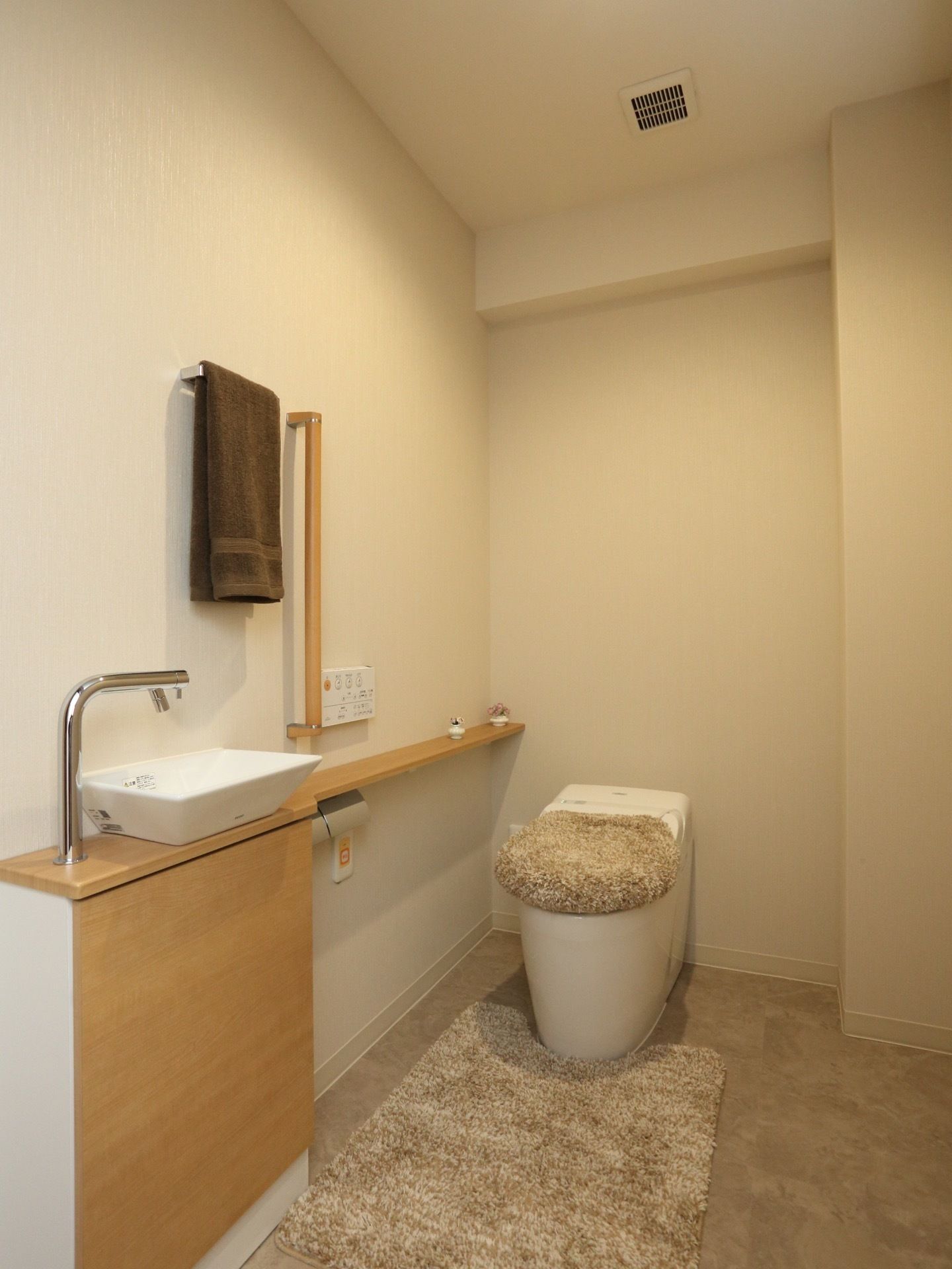 スペースを有効的に活用し、デザイン性と利便性を兼ね備えたトイレである。快適で安心できる設備を充実させている。