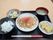 焼うどんと白米を主食として、おかずと副菜にお味噌汁を添えて量と共に栄養バランスの整った食事内容となっている。