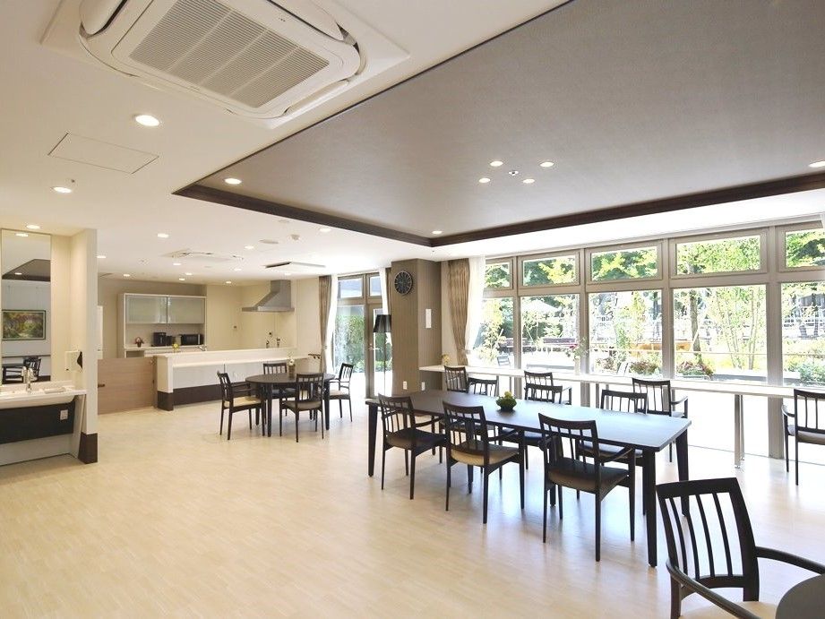 黒いダイニングテーブルが設置され、部屋の隅にキッチンもあるダイニング