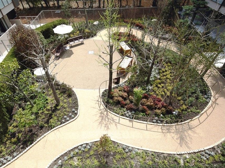 施設の上階から眺めた、緑がたくさん植えられている中庭の様子